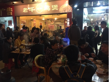 吕老板第一个鸡煲店火爆场景