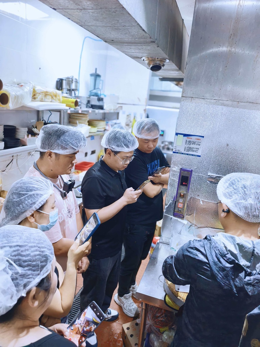 学员在老千鸡煲后厨实操跟岗