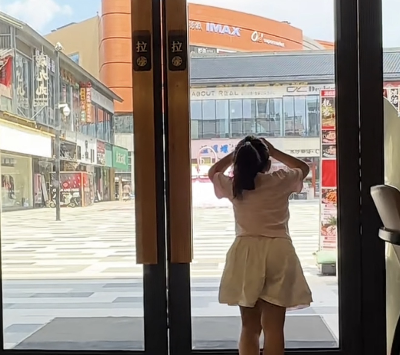 女儿站在门口等客人