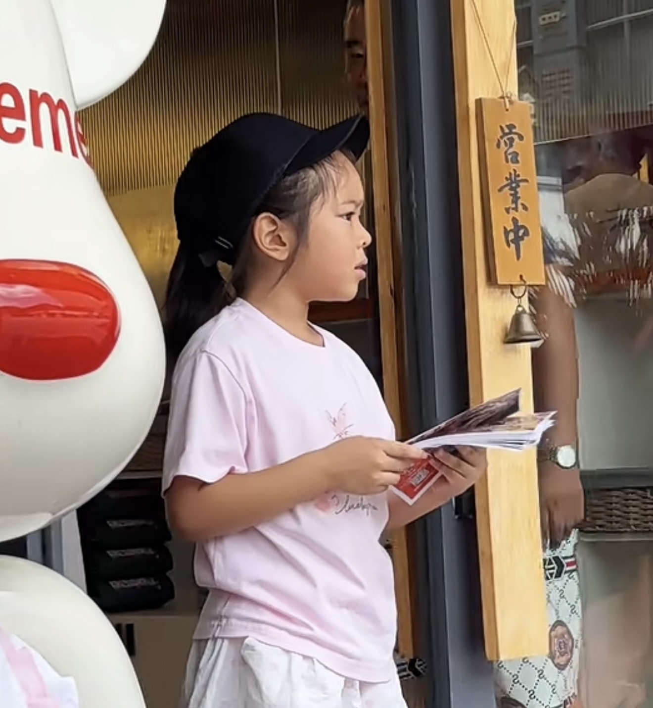 女儿拿着传单准备发