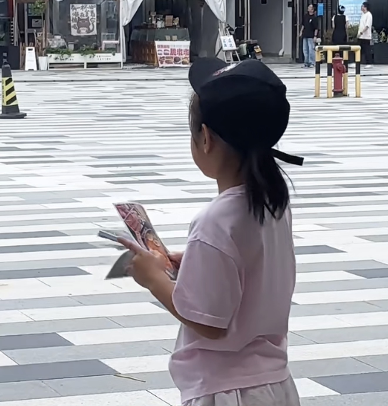 女儿在广场上发传单