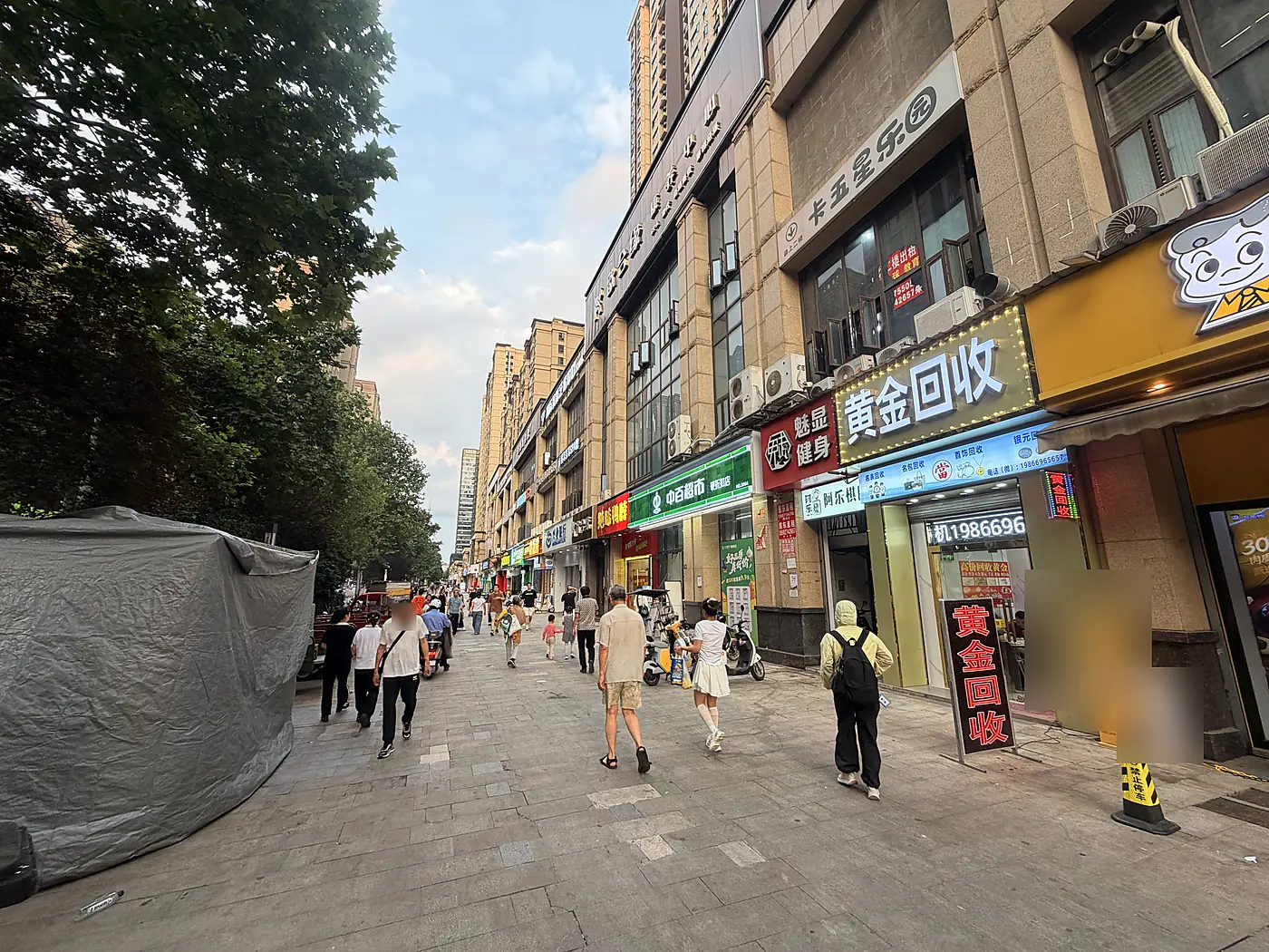 新竹路北侧人行道和店铺带