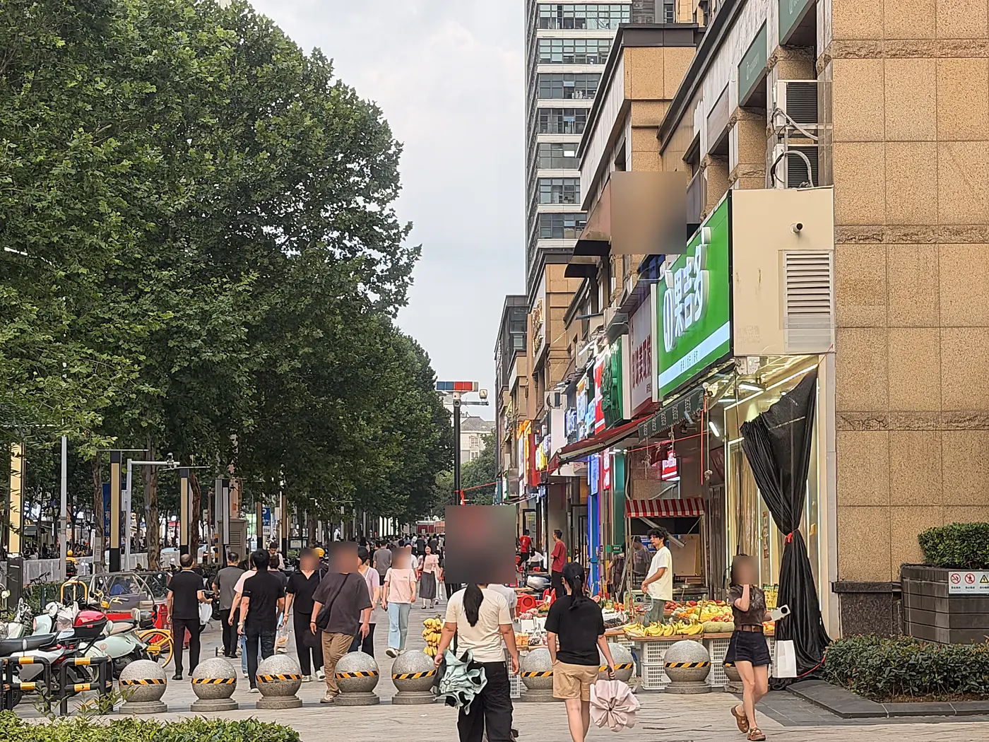 新竹路水果店附近的人流和店铺带
