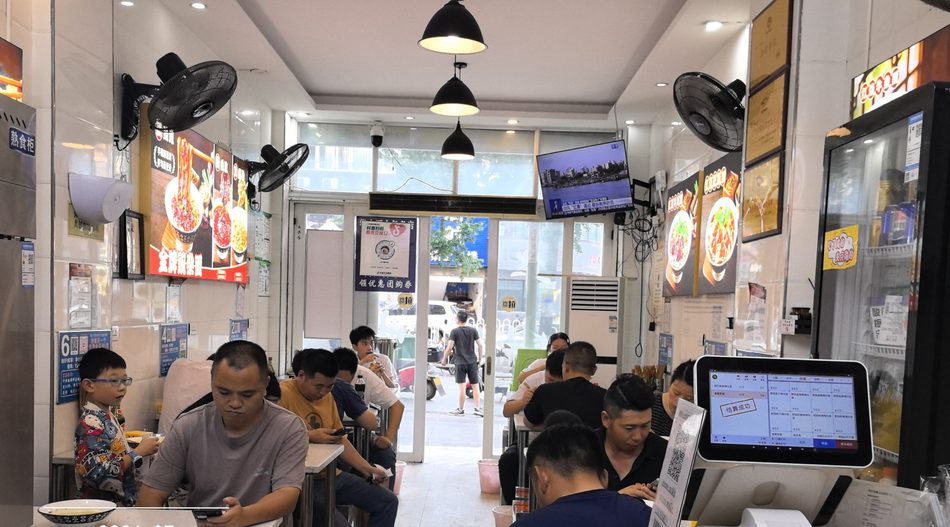 营业现场：里外坐满